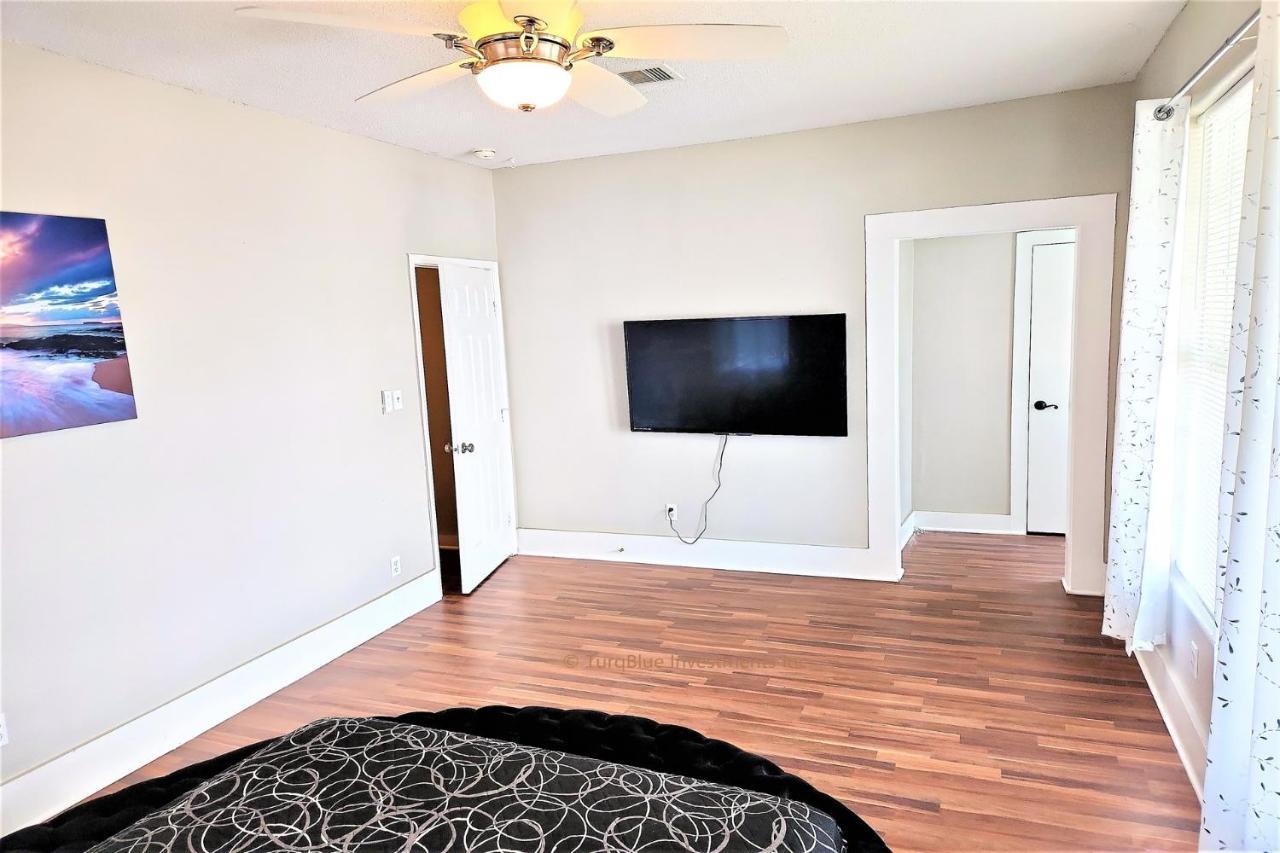 Casaazul-2605A-Couples Retreat By Beach & Pleasure Pier 1 Block Away- 2Bed 2Bath- 7 Minutes To Cruise Terminal Галвестън Екстериор снимка
