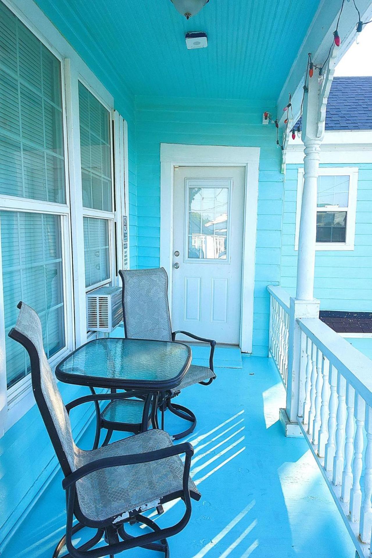 Casaazul-2605A-Couples Retreat By Beach & Pleasure Pier 1 Block Away- 2Bed 2Bath- 7 Minutes To Cruise Terminal Галвестън Екстериор снимка
